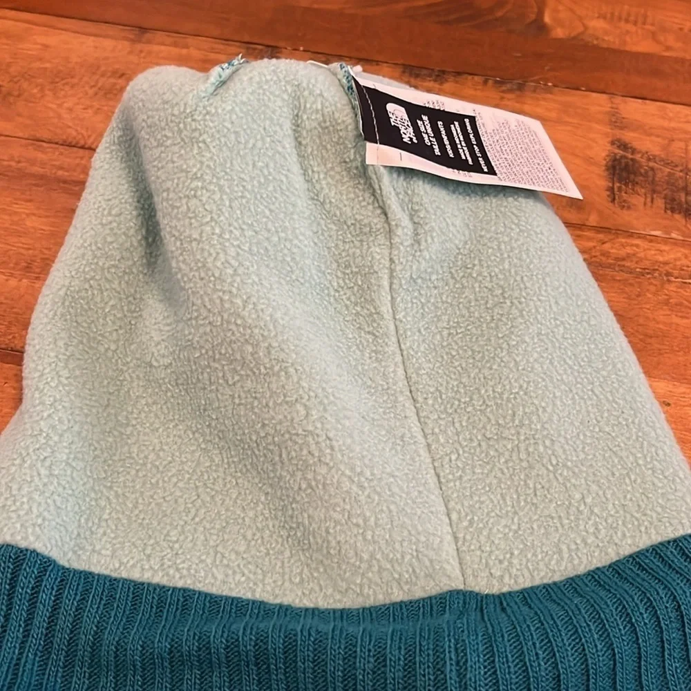 The North Face Kids snow hat, turquoise color, fleece lined. NWTS